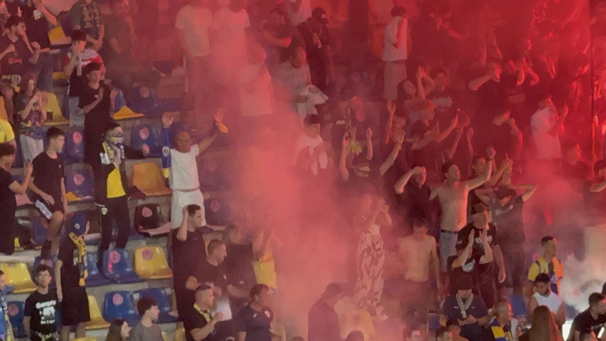 Au aprins peluza! Zeci de torțe și fumigene la Petrolul - FCSB: Jandarmeria, driblată din nou