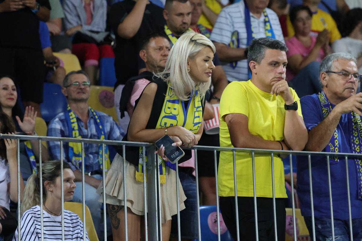 Soția fotbalistului care a furat toate privirile la Petrolul - FCSB: cum a fost surprinsă în tribunele arenei „Ilie Oană”