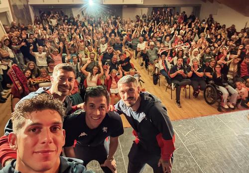 Nicolae Stanciu a făcut o baie de mulțime la teatrul din localitatea în care se pregătește cu Genoa / Foto: X Genoa CFC