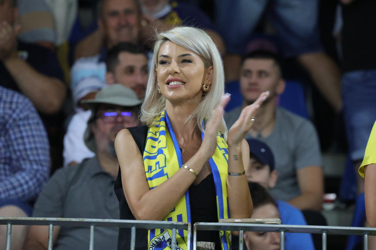 Soția fotbalistului care a furat toate privirile la Petrolul - FCSB: cum a fost surprinsă în tribunele arenei „Ilie Oană”