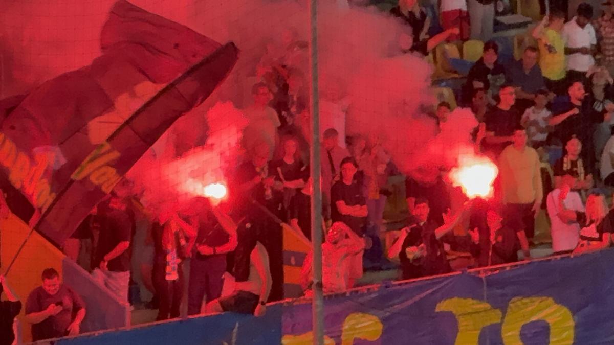 Ultrașii au aprins zeci de torțe și fumigene și au driblat din nou Jandarmeria
