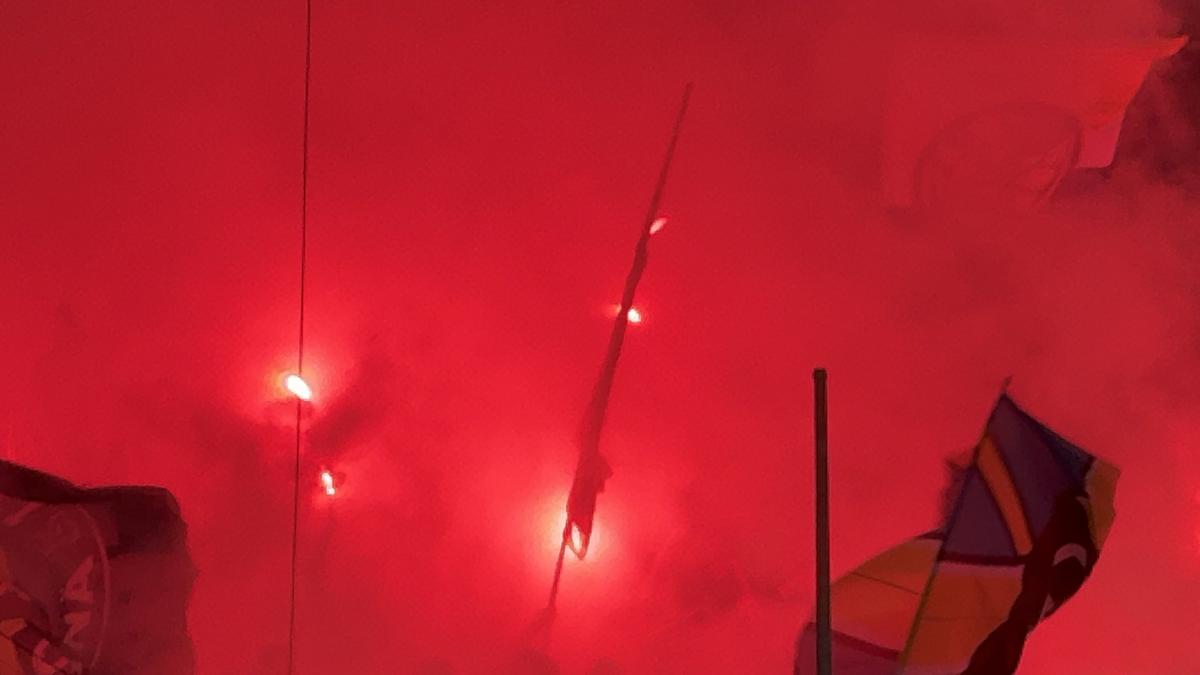 Au aprins peluza! Zeci de torțe și fumigene la Petrolul - FCSB: Jandarmeria, driblată din nou