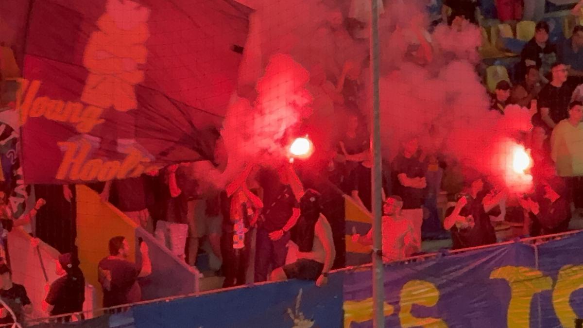 Ultrașii au aprins zeci de torțe și fumigene și au driblat din nou Jandarmeria