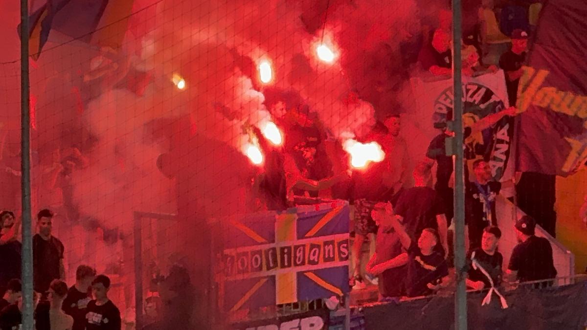 Au aprins peluza! Zeci de torțe și fumigene la Petrolul - FCSB: Jandarmeria, driblată din nou