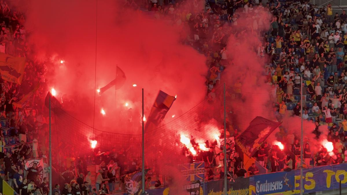 Ultrașii au aprins zeci de torțe și fumigene și au driblat din nou Jandarmeria