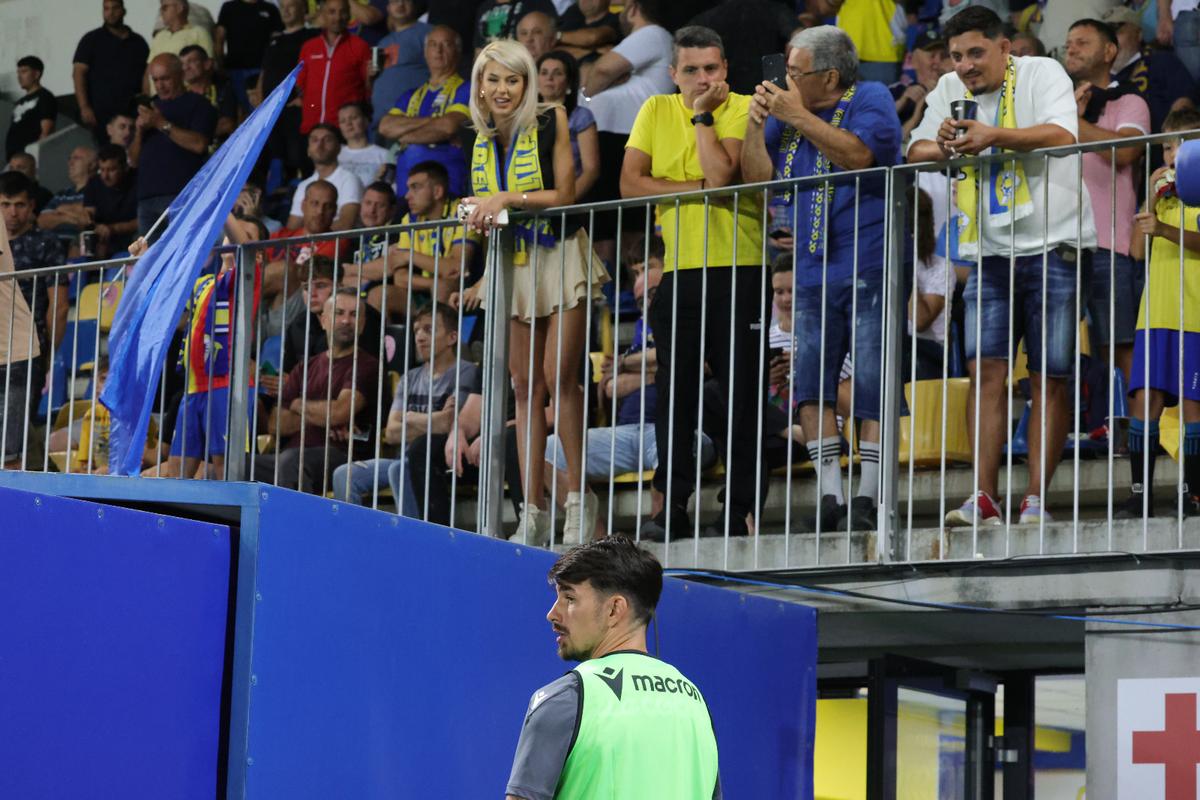 Soția fotbalistului care a furat toate privirile la Petrolul - FCSB: cum a fost surprinsă în tribunele arenei „Ilie Oană”