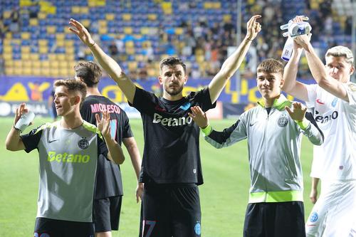Jucătorii FCSB-ului, salutând galeria după fluierul final // foto: Ionuț Iordache (GSP)