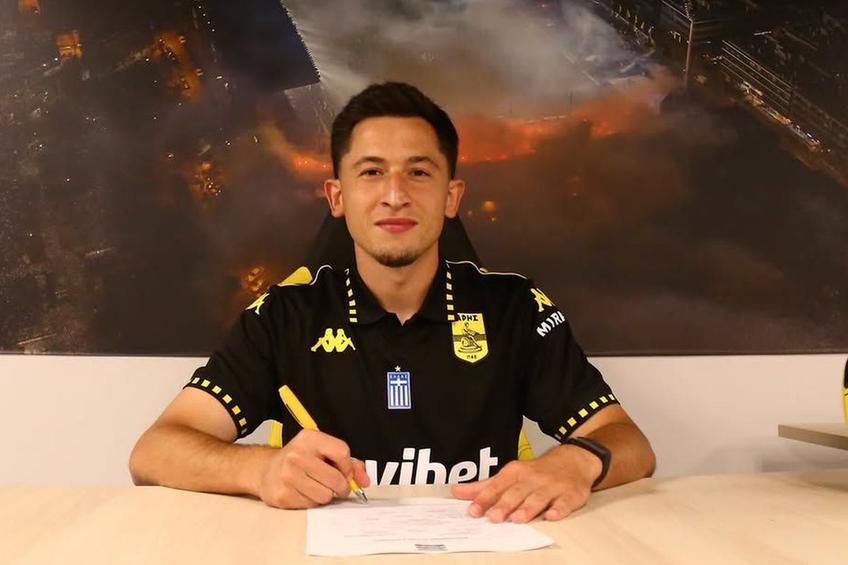 Olimpiu Moruțan (26 de ani), extremă dreapta, a fost prezentat oficial la Aris Salonic/ foto: Instagram @arisfc_official