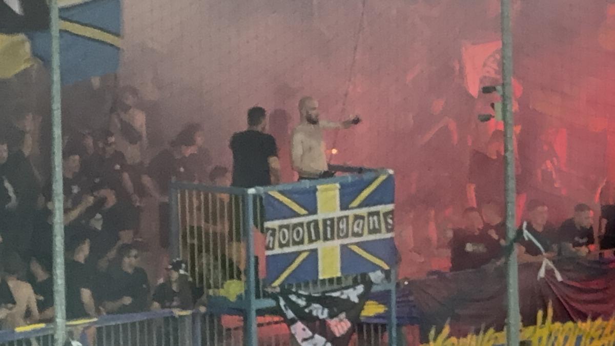 Au aprins peluza! Zeci de torțe și fumigene la Petrolul - FCSB: Jandarmeria, driblată din nou