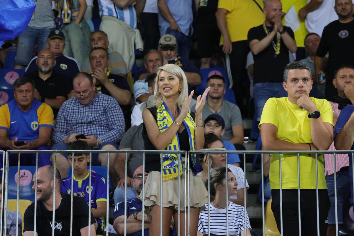Soția fotbalistului care a furat toate privirile la Petrolul - FCSB: cum a fost surprinsă în tribunele arenei „Ilie Oană”