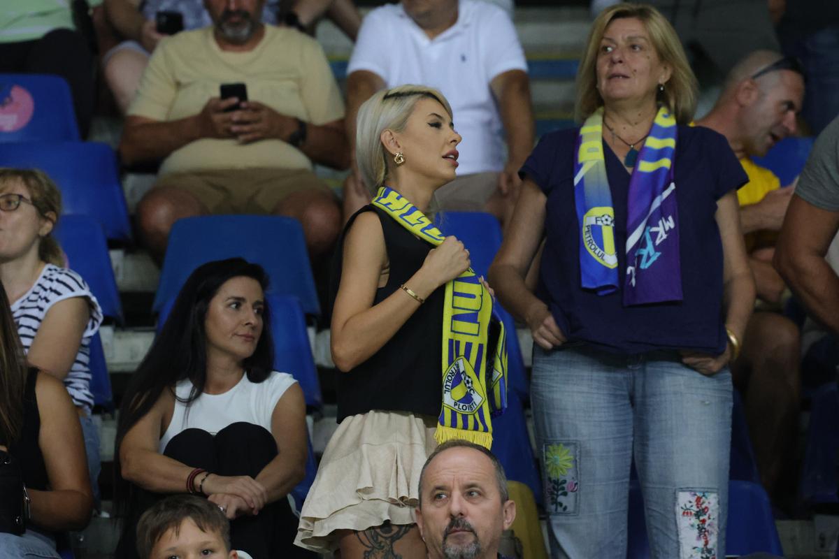 Soția fotbalistului care a furat toate privirile la Petrolul - FCSB: cum a fost surprinsă în tribunele arenei „Ilie Oană”