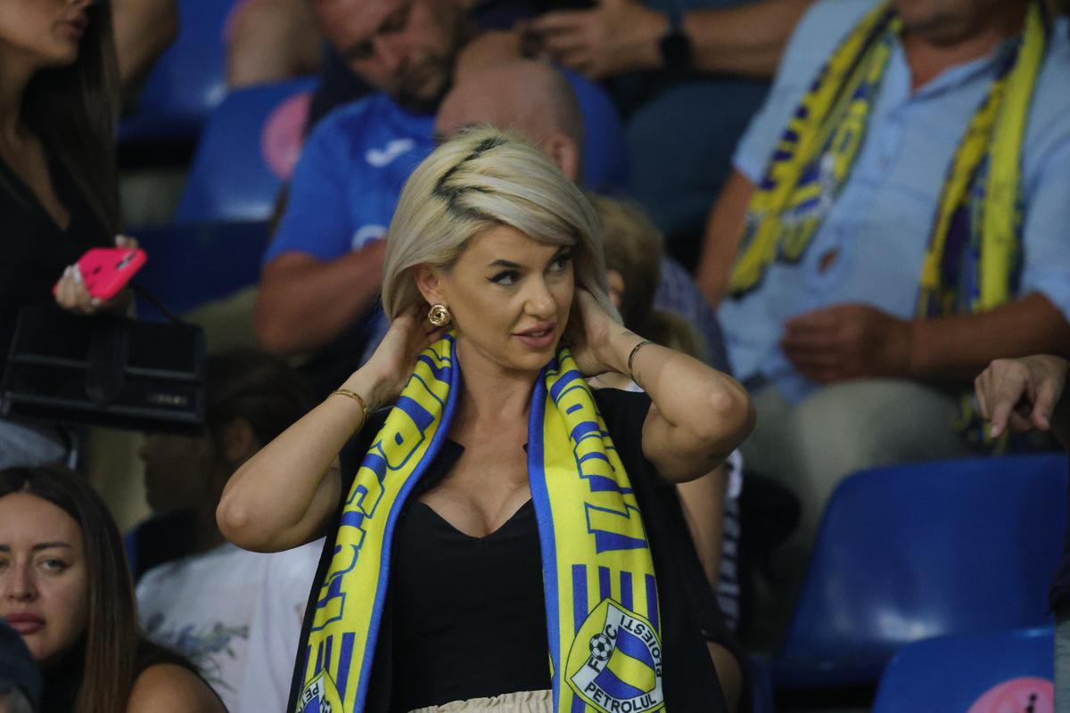 Soția fotbalistului care a furat toate privirile la Petrolul - FCSB: cum a fost surprinsă în tribunele arenei „Ilie Oană”
