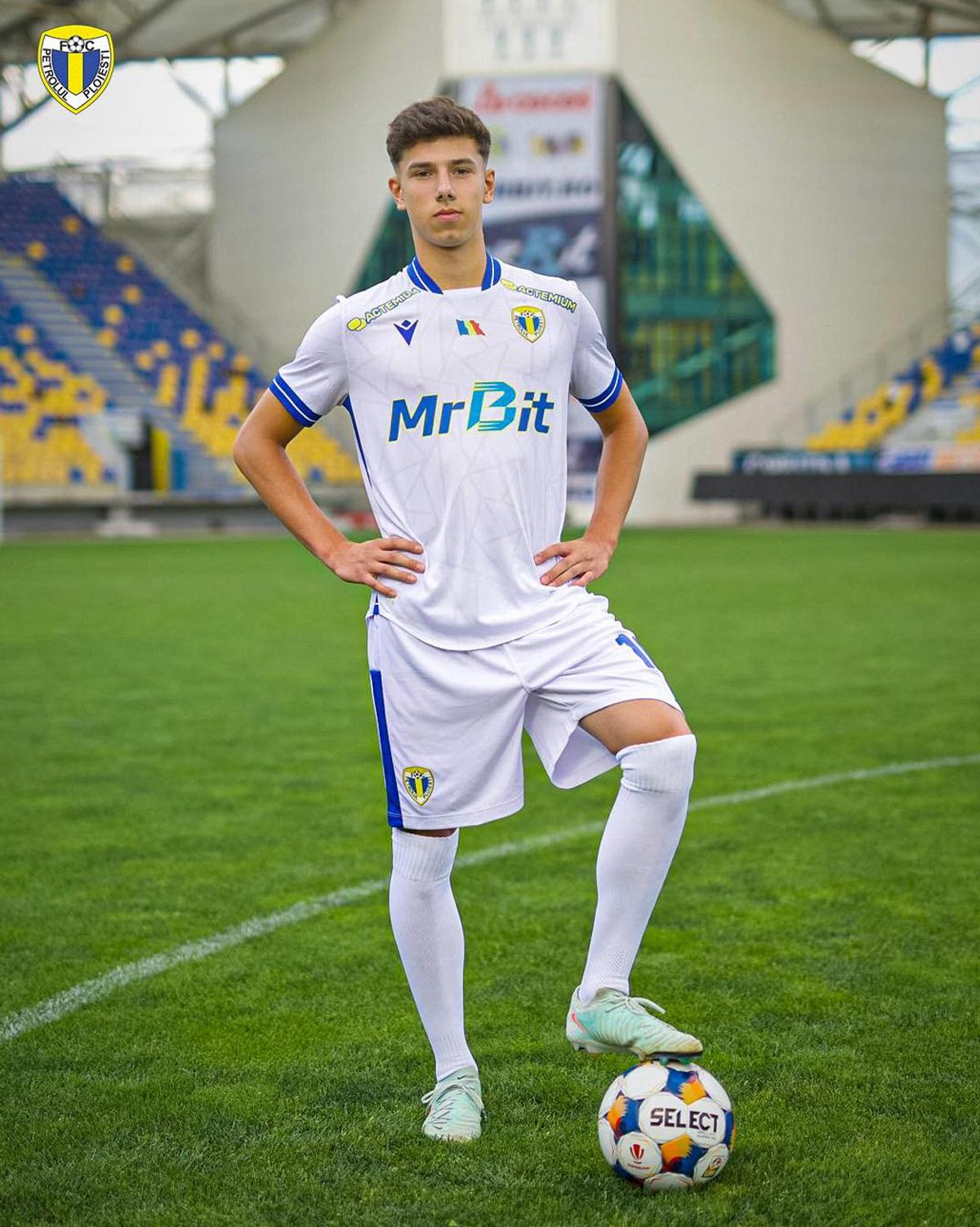 Petrolul și-a prezentat noile echipamente cu câteva ore înaintea duelului cu FCSB » Surpriza pentru fani: „Au sosit cadourile”