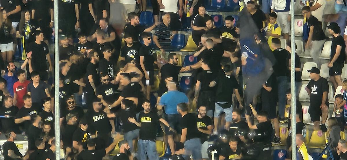 Scandal în toată regula la Petrolul - FCSB » Jandarmeria a fost nevoită să intervină: luat pe sus și scos din stadion