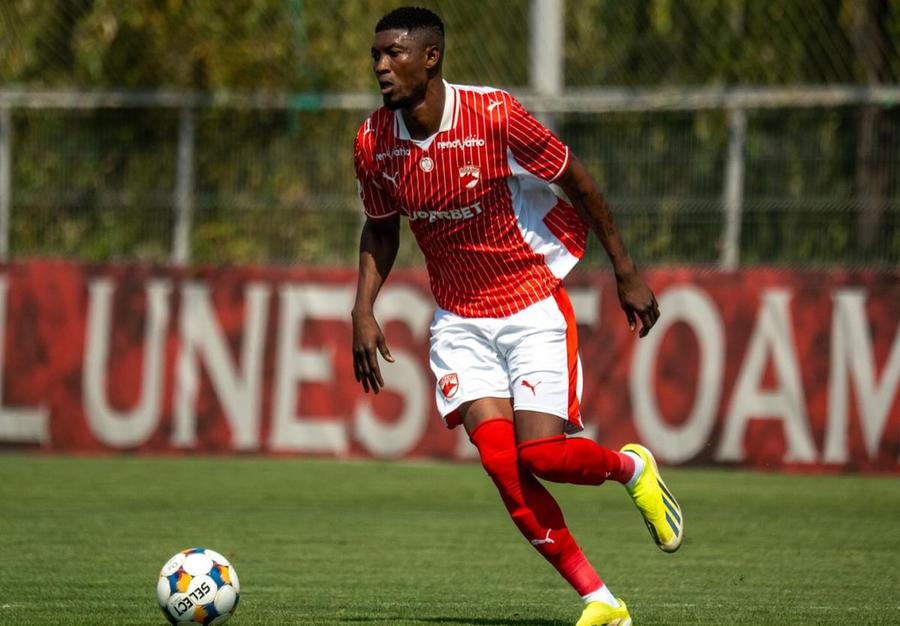 Kennedy Boateng, în tricoul lui Dinamo/ foto: Facebook @Dinamo București Dinamo poate încasa lovitura verii » Titular dorit de fosta echipă a lui Reghecampf