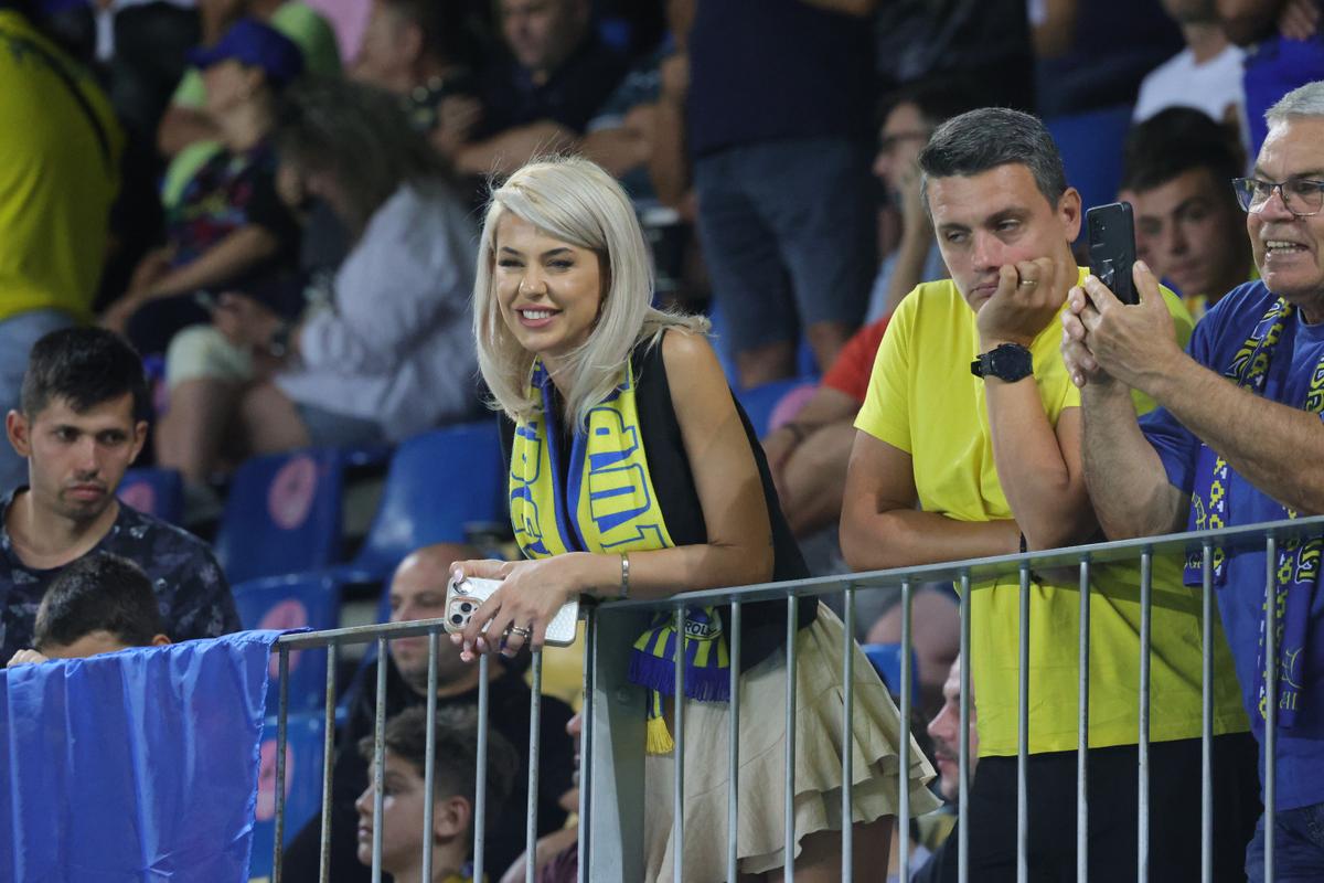 Soția fotbalistului care a furat toate privirile la Petrolul - FCSB: cum a fost surprinsă în tribunele arenei „Ilie Oană”