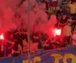 Ultrașii au aprins zeci de torțe și fumigene la Petrolul - FCSB. Foto: Andrei Crăițoiu (GSP.RO)