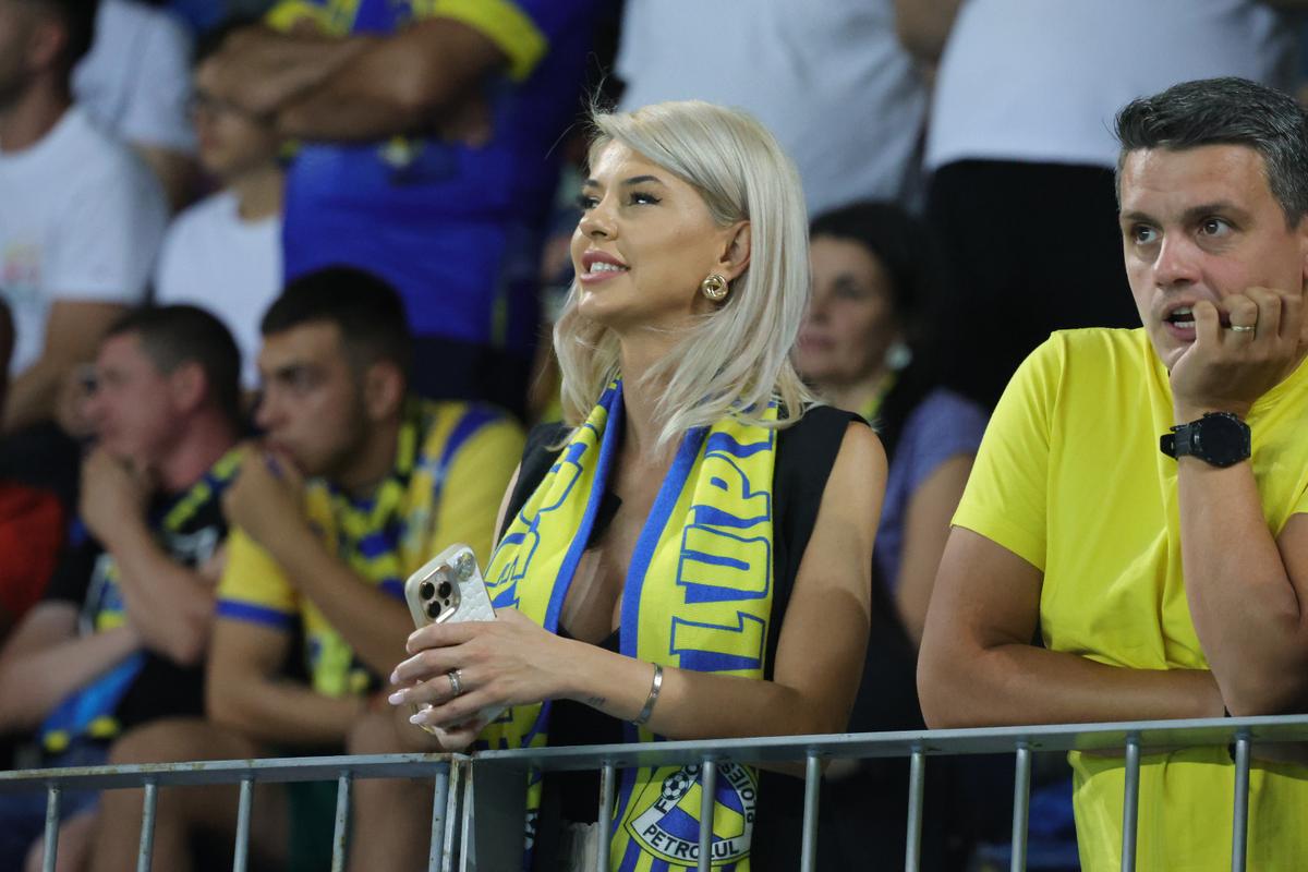 Soția fotbalistului care a furat toate privirile la Petrolul - FCSB: cum a fost surprinsă în tribunele arenei „Ilie Oană”