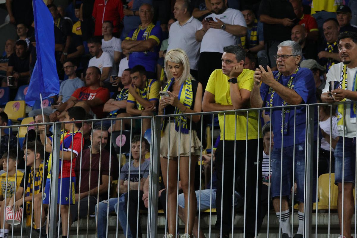 Soția fotbalistului care a furat toate privirile la Petrolul - FCSB: cum a fost surprinsă în tribunele arenei „Ilie Oană”