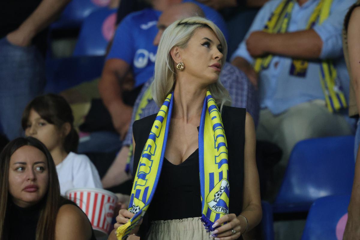 Soția fotbalistului care a furat toate privirile la Petrolul - FCSB: cum a fost surprinsă în tribunele arenei „Ilie Oană”