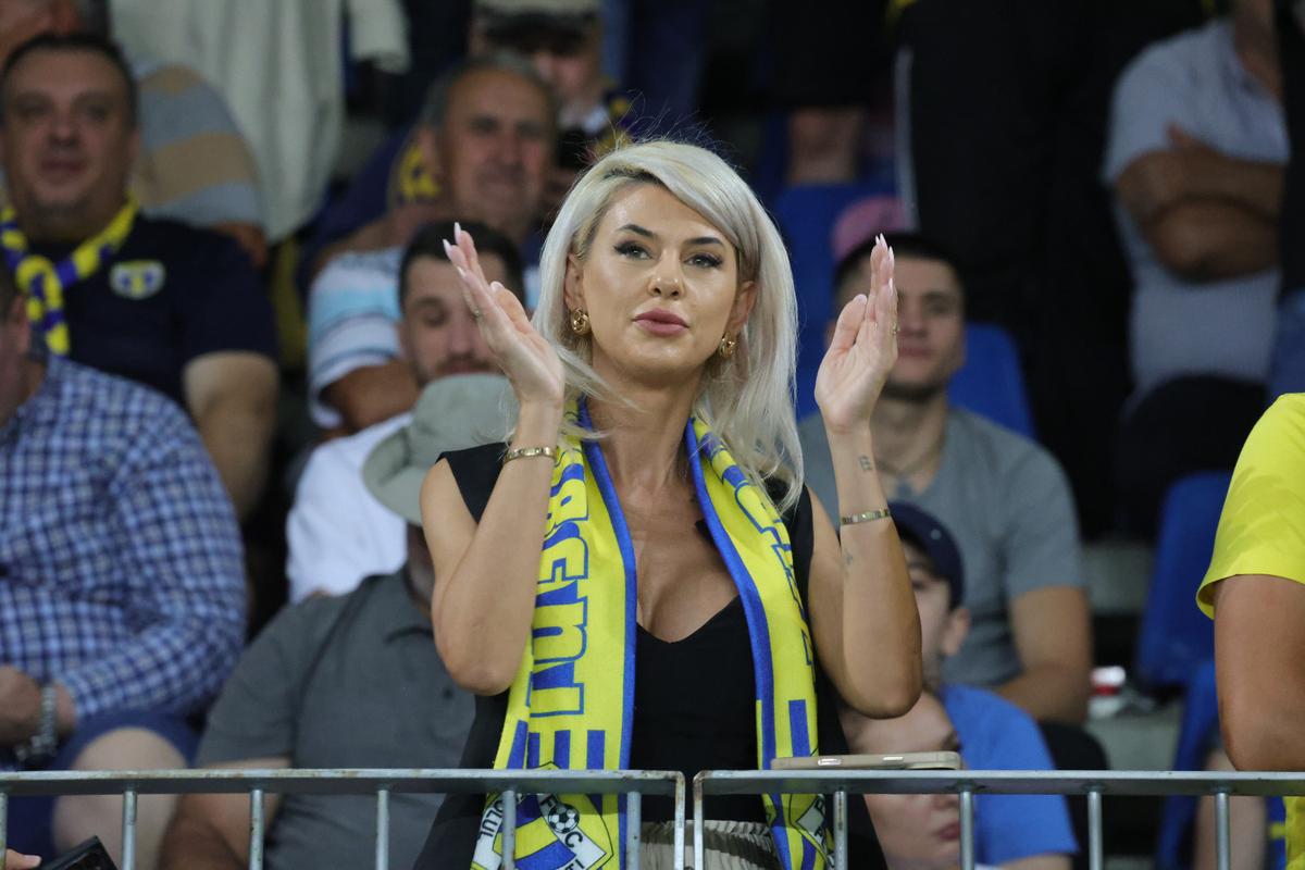 Soția fotbalistului care a furat toate privirile la Petrolul - FCSB: cum a fost surprinsă în tribunele arenei „Ilie Oană”