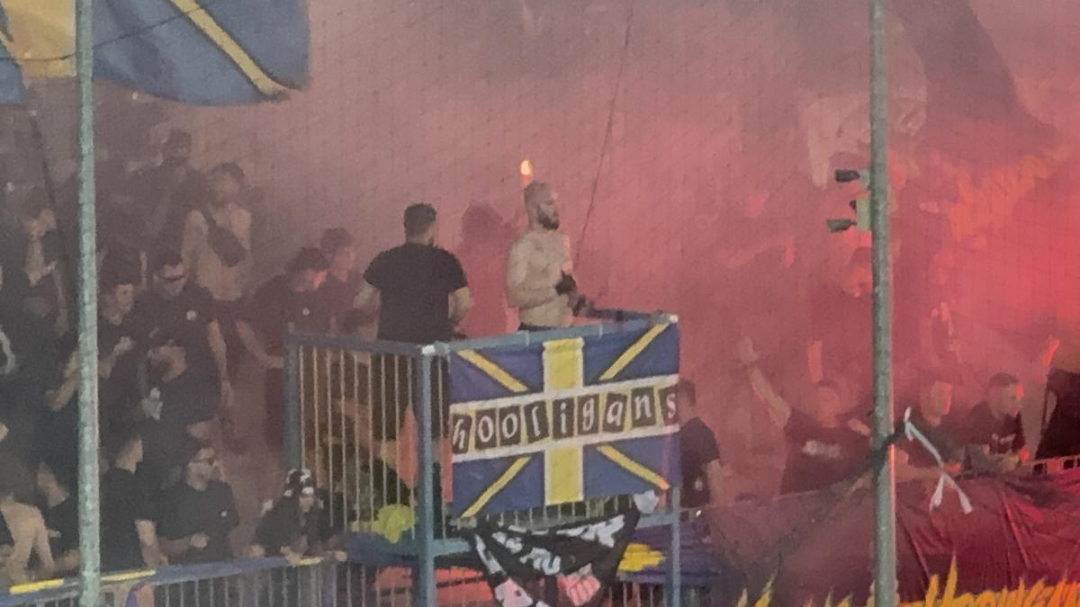 Au aprins peluza! Zeci de torțe și fumigene la Petrolul - FCSB: Jandarmeria, driblată din nou