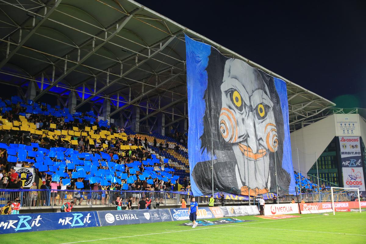„Let's play a game!” » Scenografie spectaculoasă la Petrolul - FCSB, inspirată din filmele horror + derapaje în serie la adresa campioanei