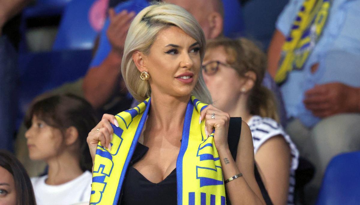 Soția fotbalistului care a furat toate privirile la Petrolul - FCSB: cum a fost surprinsă în tribunele arenei „Ilie Oană”