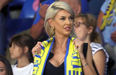 Soția fotbalistului care a furat toate privirile la Petrolul - FCSB: cum a fost surprinsă în tribunele arenei „Ilie Oană”