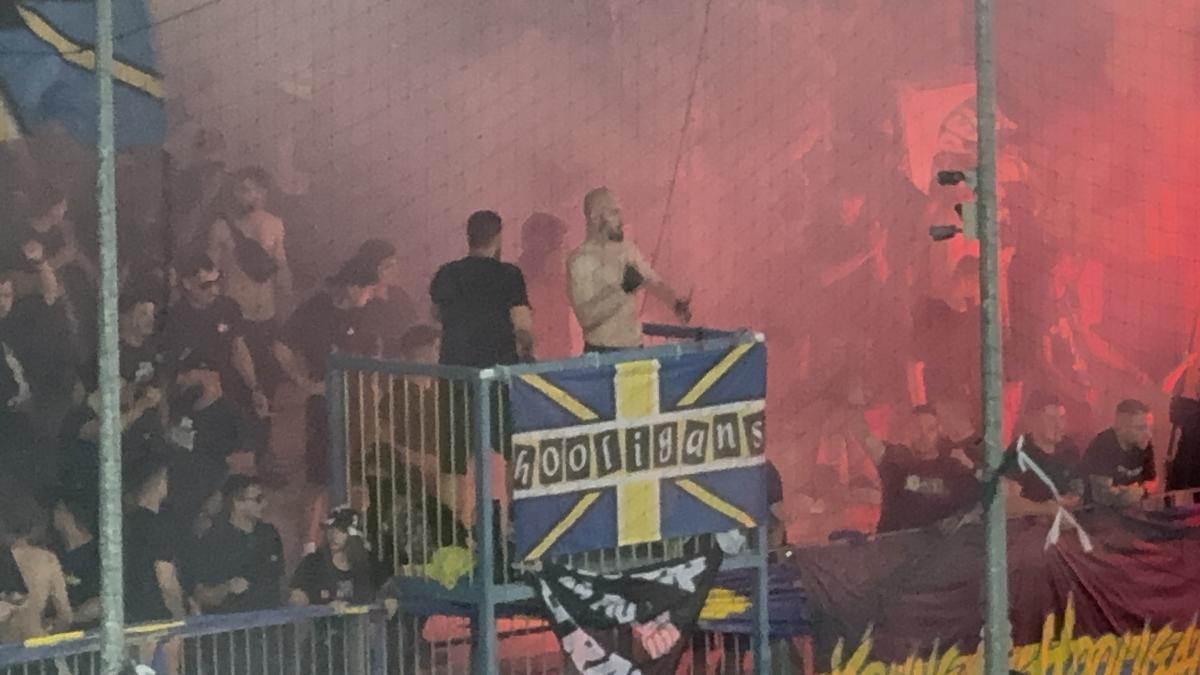 Au aprins peluza! Zeci de torțe și fumigene la Petrolul - FCSB: Jandarmeria, driblată din nou
