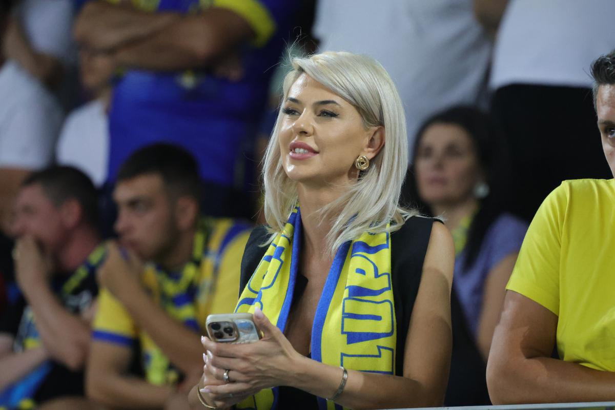 Soția fotbalistului care a furat toate privirile la Petrolul - FCSB: cum a fost surprinsă în tribunele arenei „Ilie Oană”