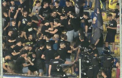Scandal în toată regula la Petrolul - FCSB » Jandarmeria a fost nevoită să intervină: luat pe sus și scos din stadion