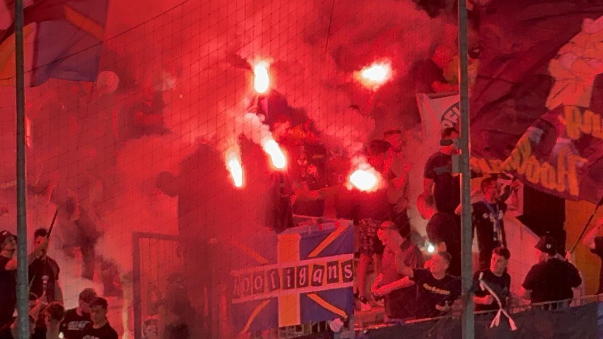 Ultrașii au aprins zeci de torțe și fumigene și au driblat din nou Jandarmeria