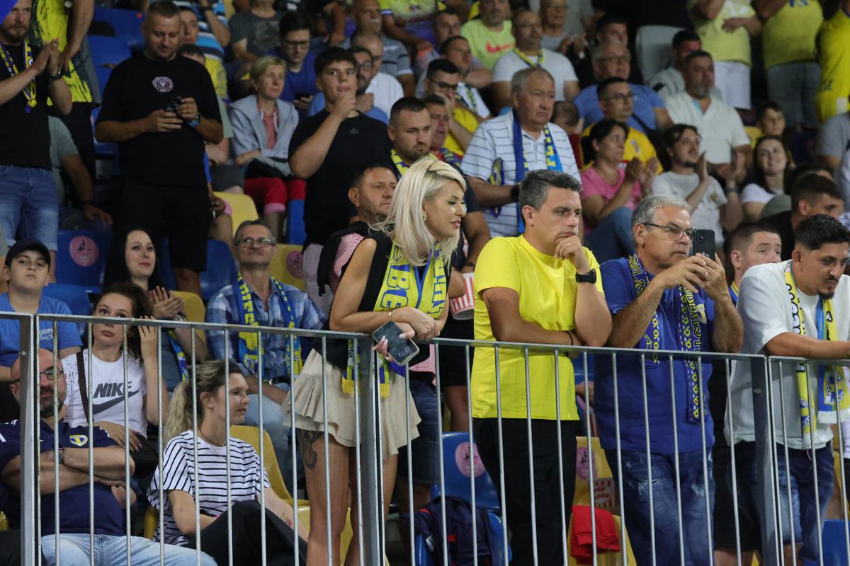 Soția fotbalistului care a furat toate privirile la Petrolul - FCSB: cum a fost surprinsă în tribunele arenei „Ilie Oană”