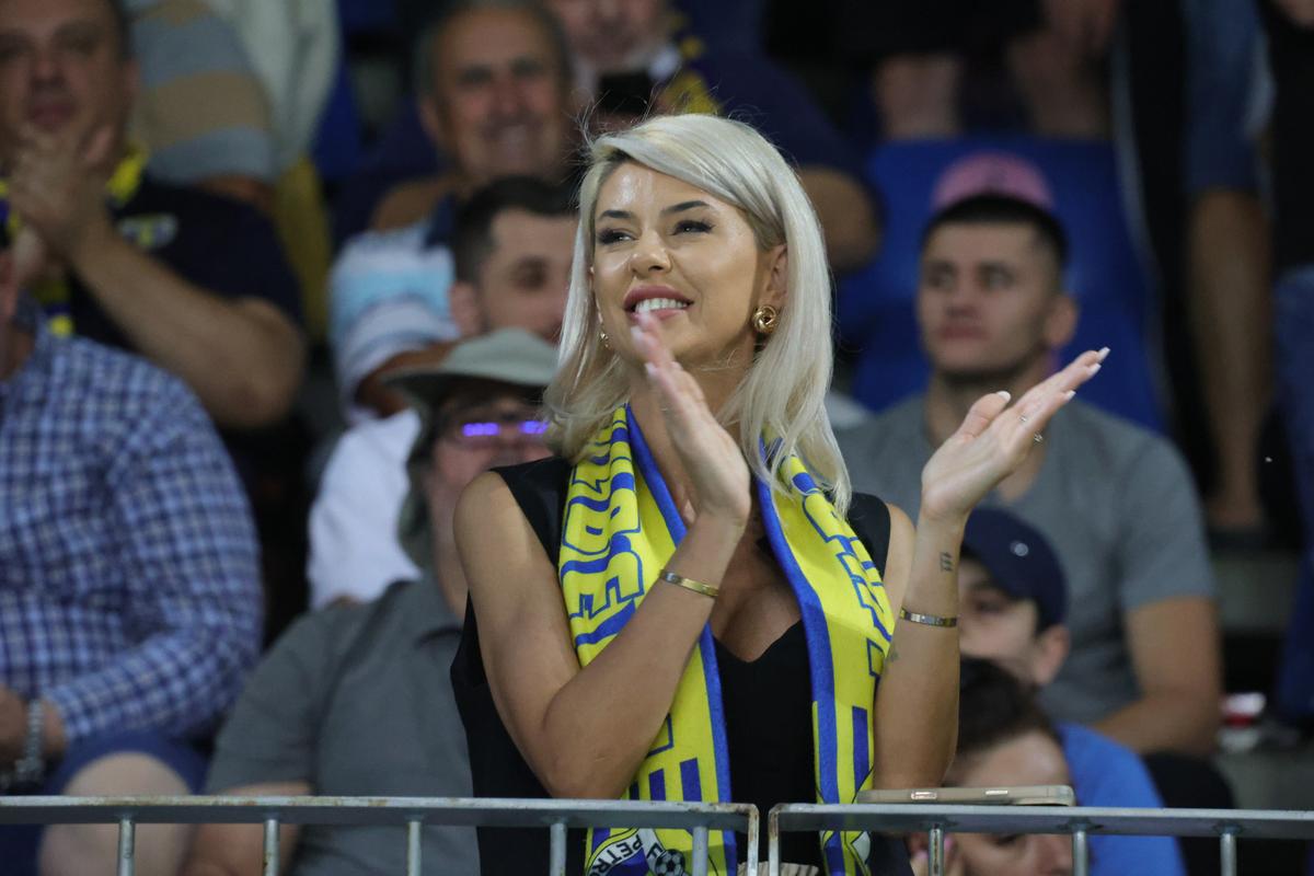 Soția fotbalistului care a furat toate privirile la Petrolul - FCSB: cum a fost surprinsă în tribunele arenei „Ilie Oană”