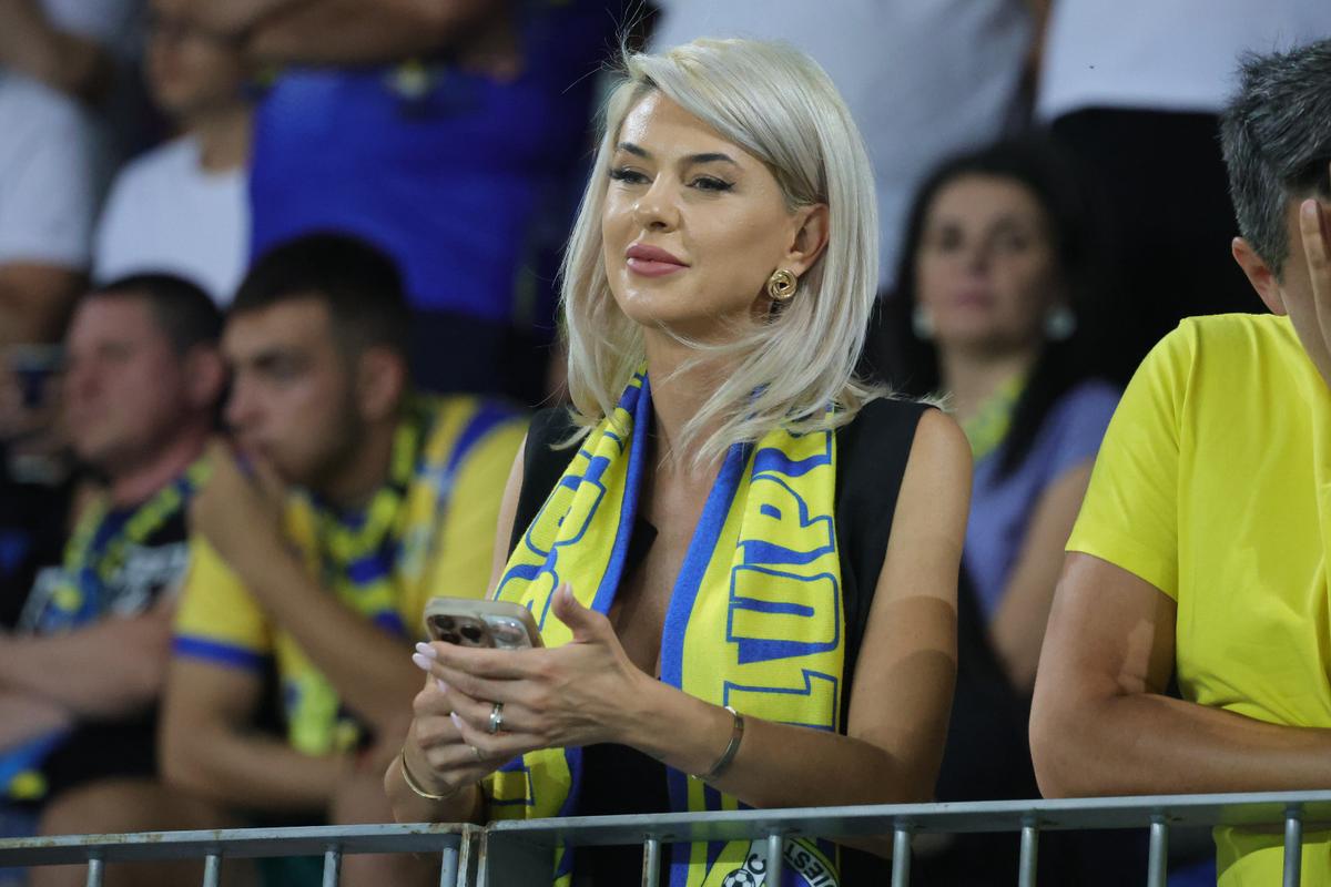 Soția fotbalistului care a furat toate privirile la Petrolul - FCSB: cum a fost surprinsă în tribunele arenei „Ilie Oană”