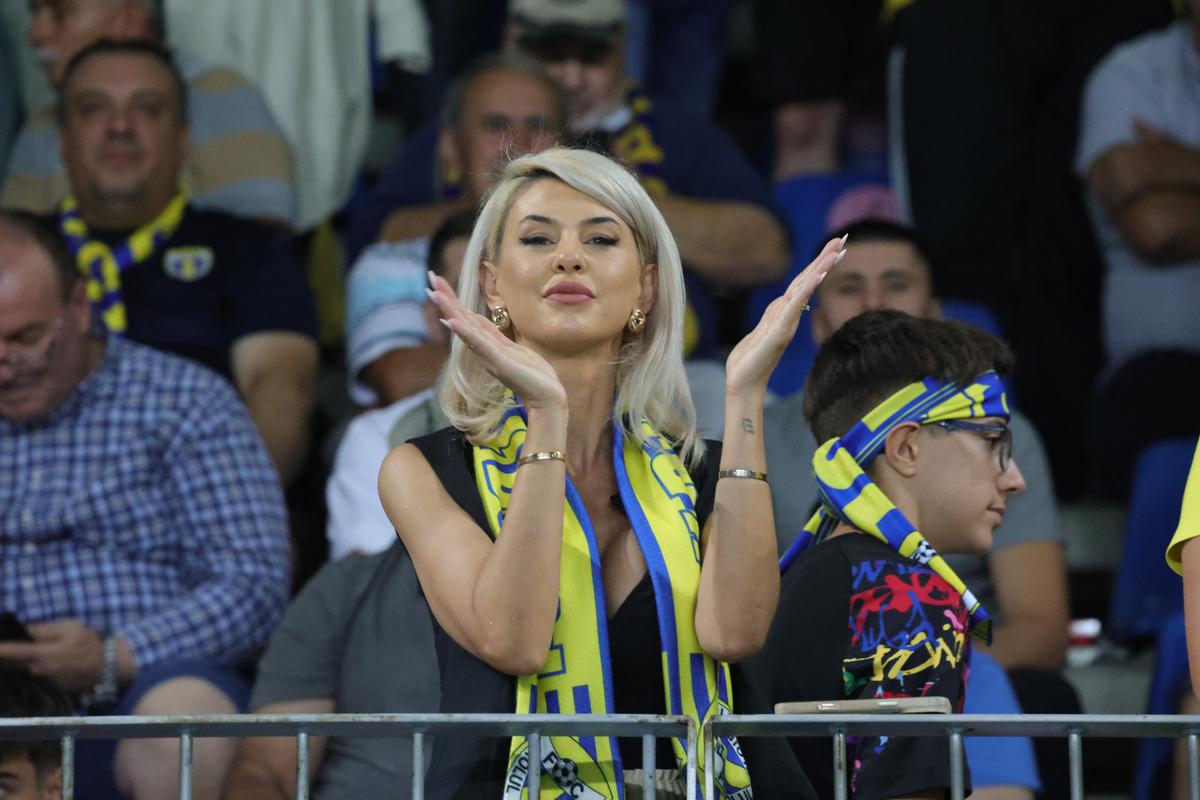 Soția fotbalistului care a furat toate privirile la Petrolul - FCSB: cum a fost surprinsă în tribunele arenei „Ilie Oană”
