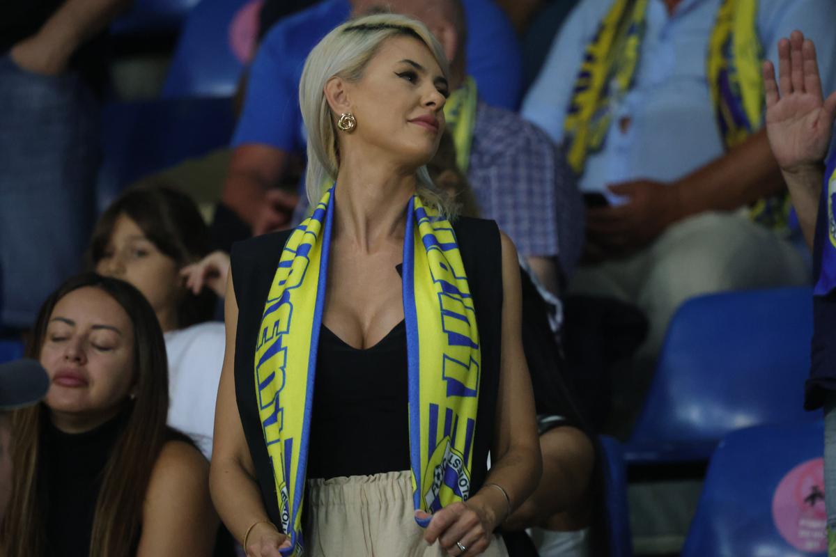 Soția fotbalistului care a furat toate privirile la Petrolul - FCSB: cum a fost surprinsă în tribunele arenei „Ilie Oană”