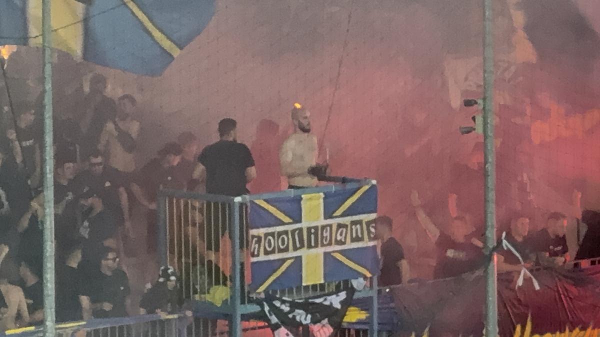 Ultrașii au aprins zeci de torțe și fumigene și au driblat din nou Jandarmeria