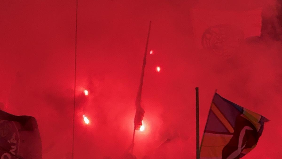 Au aprins peluza! Zeci de torțe și fumigene la Petrolul - FCSB: Jandarmeria, driblată din nou