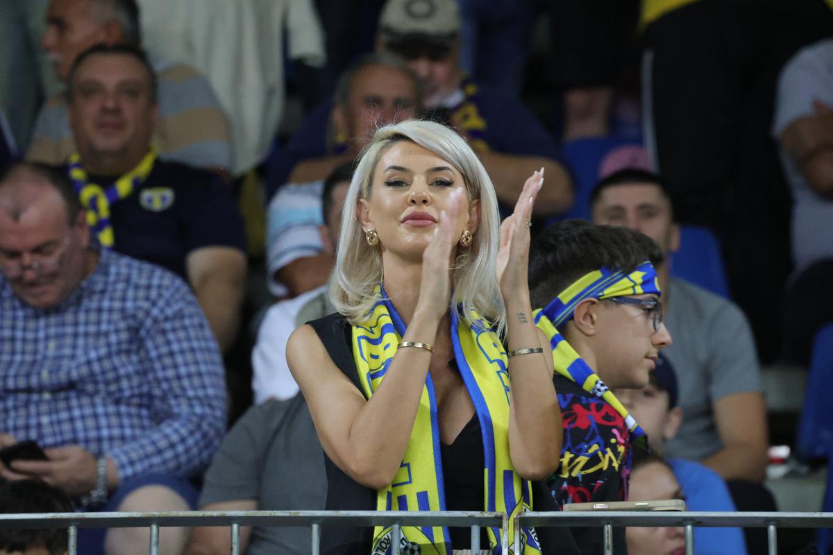 Soția fotbalistului care a furat toate privirile la Petrolul - FCSB: cum a fost surprinsă în tribunele arenei „Ilie Oană”