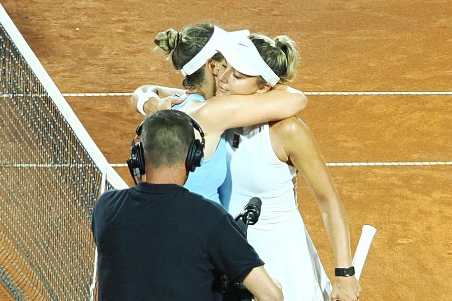 Irina Begu și Jaqueline Cristian îmbrățișate la fileu Foto: Roxana Fleșeru Irina Begu e în finală la UniCredit Iași Open! » Se va lupta pentru un nou titlu WTA după 3 ani