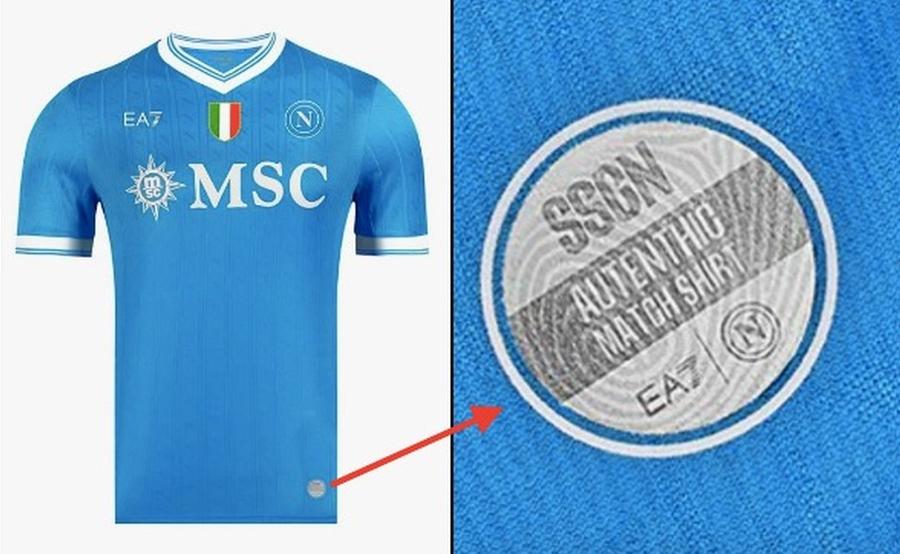 Așa arată tricourile din echipamentul de acasă ale lui Napoli pentru sezonul viitor / Foto: Footy Headlines Napoli, ce gafă pe tricouri! » Replica dată de fiica președintelui: „Un mesaj pentru noua generație”