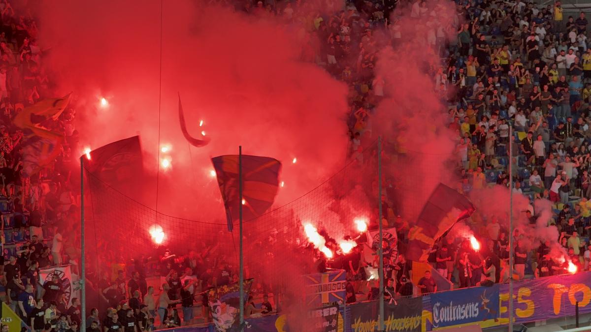 Au aprins peluza! Zeci de torțe și fumigene la Petrolul - FCSB: Jandarmeria, driblată din nou