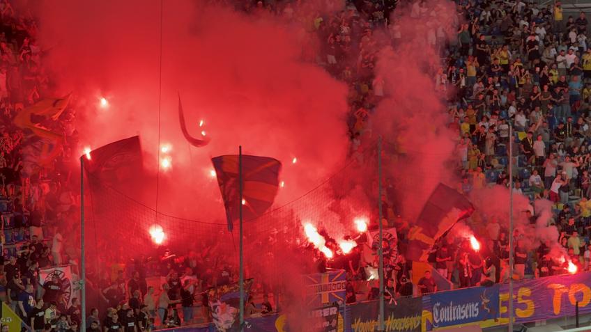 Ultrașii au aprins zeci de torțe și fumigene la Petrolul - FCSB. Foto: Andrei Crăițoiu (GSP.RO)