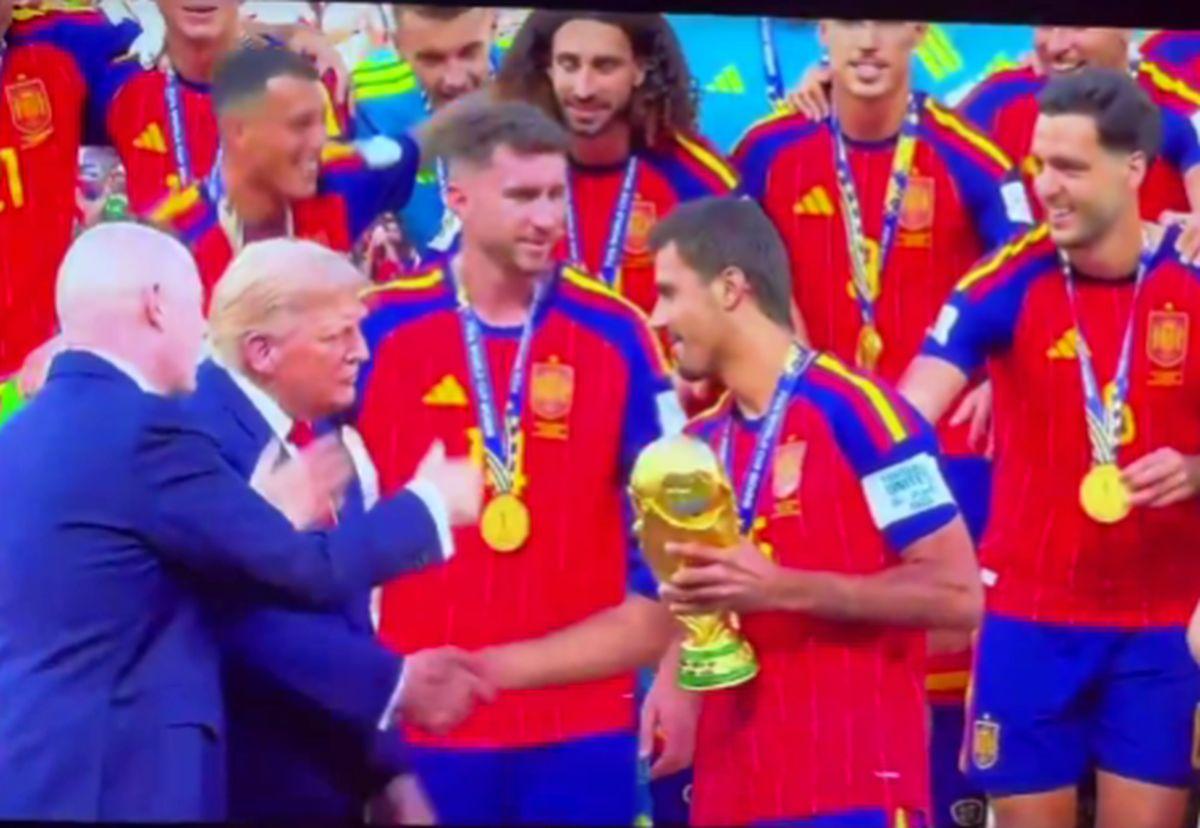 Donald Trump, momente comice pe scenă la decernarea Cupei Mondiale