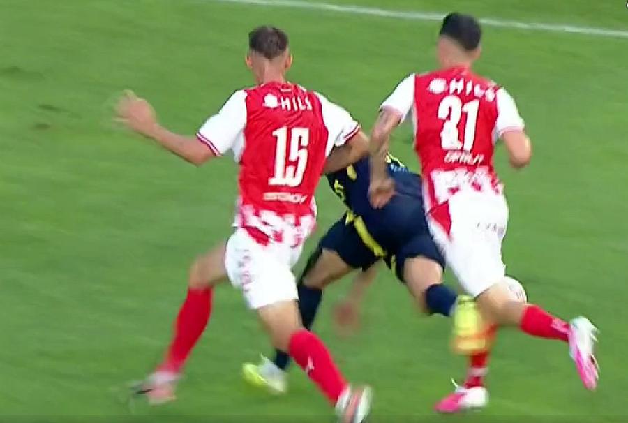 Contactul dintre Leo Teixeira și Opruț are loc la nivelul picioarelor. Portughezul era deja în cădere și lasă piciorul spre adversar Iată faza penalty-ului comis de Opruț la Ploiești! „Ușor acordat”