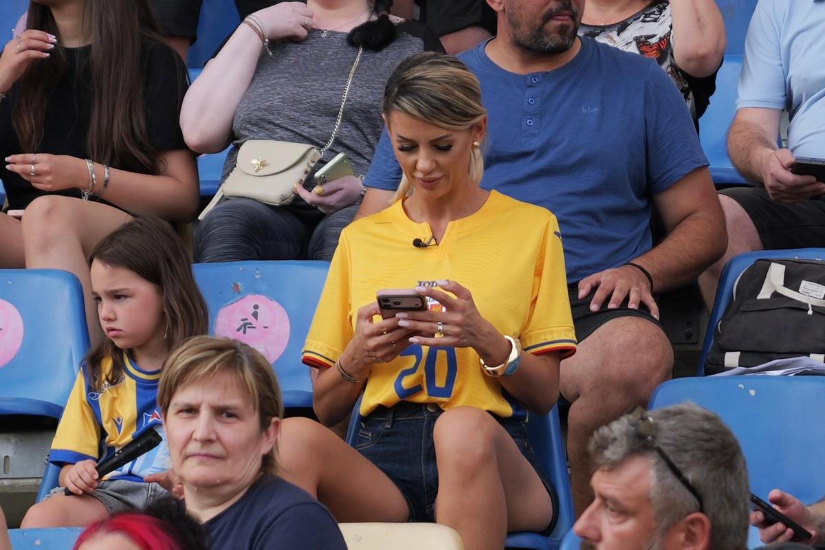 Soția fotbalistului a filmat în tribune la Petrolul - Dinamo, pentru un reality-show: „Dacă îmi tai venele, curge sânge «alb-roșu»”