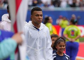 Imaginea cu Kylian Mbappe de la pauza jocului cu Anglia care a declanșat speculații: „Ciudat! Foarte ciudat”