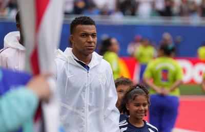 Imaginea cu Kylian Mbappe de la pauza jocului cu Anglia care a declanșat speculații: „Ciudat! Foarte ciudat”